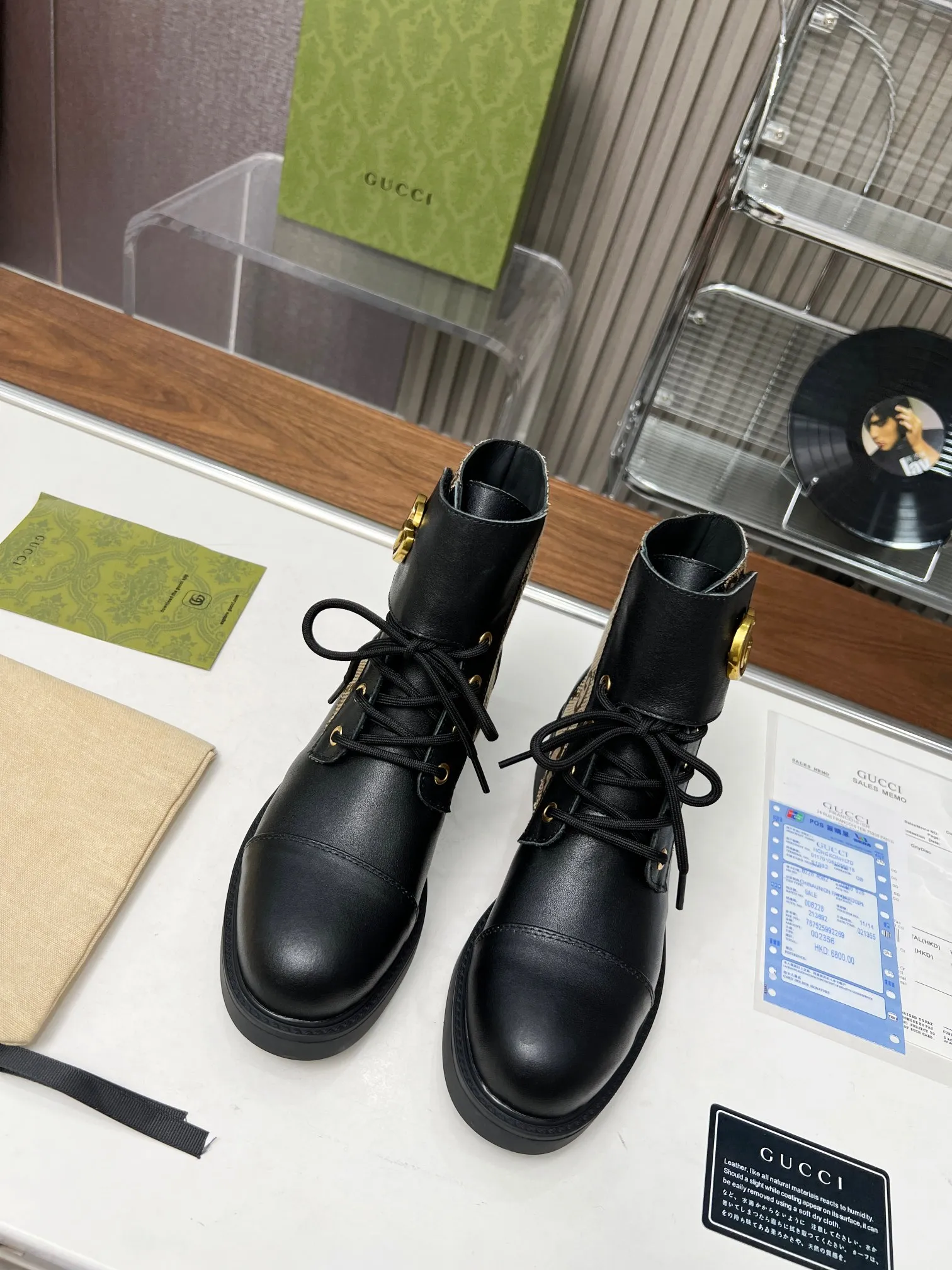 👟👟Ex-factory price 520👟👟The latest model from GUCCI. The counters are updated simultaneously. Classic styles are revitalized with iconic brand logo elements. The Velcro adhesive design on the shoe collar is easy to put on and take off. The upper leg looks great. Fabric: first layer cowhide/cowhide lining. Code number: 35-42#